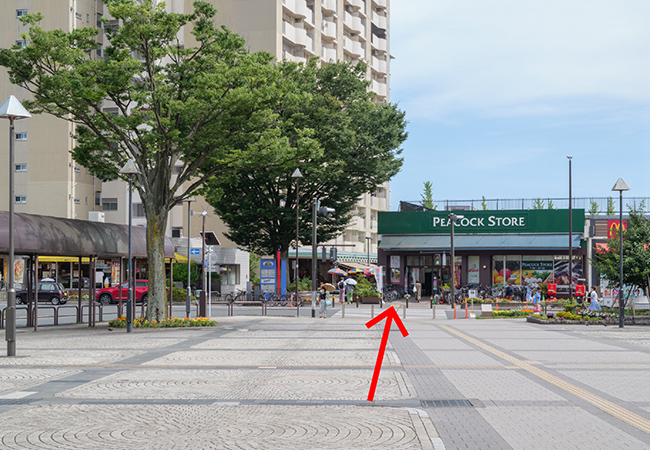改札から正面にお進みください。