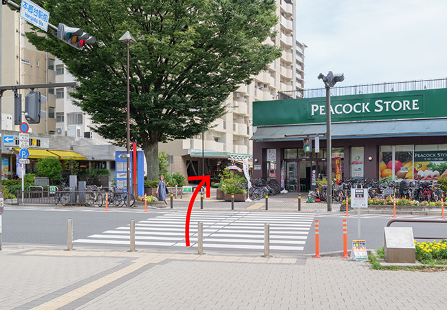 ピーコックストアに向かって横断歩道を渡ってください