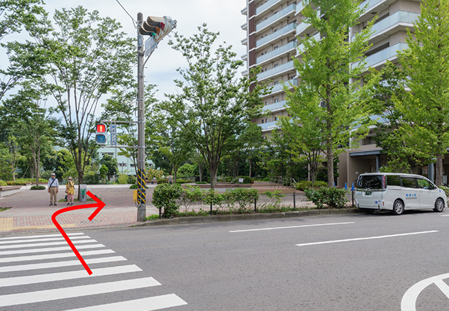 2つ目の横断歩道を渡ってください